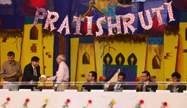(From left to right) Dr. RS Pande, Love Kumar Malhotra, Prof. QH Jeevaji, Gautam Awasthi, Principal Dr. VS Deshpande, Prof. PA Dwaramwar, Vishwas Setiya.