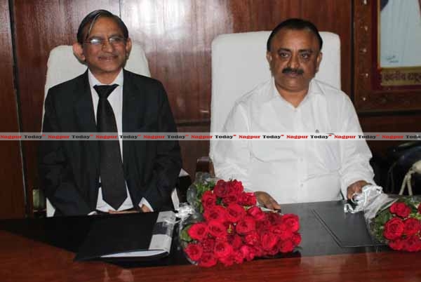 Dr. Vilas Sapkal ( R ) with Divisional Commissioner Anoop Kumar