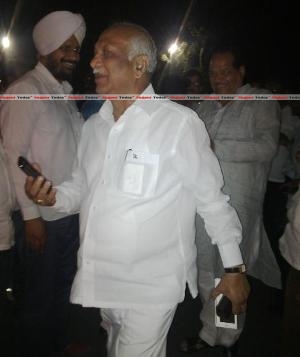 Let's move together... Nagpur Lok Sabha candidate Vilas Muttemwar sharing smile at Ramgiri where the Chief MInister Prithiviraj Chavan called the meeting to hold talks with Muttemwar and Raut regarding their differences.