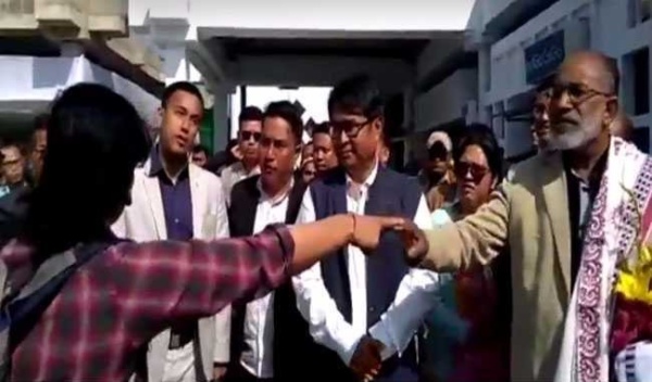kj-alphons-with-angry-passenger-twitter
