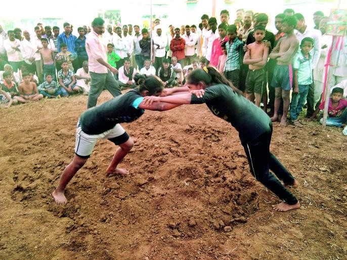 Girls wrestle at New Year fair in Nagpur village