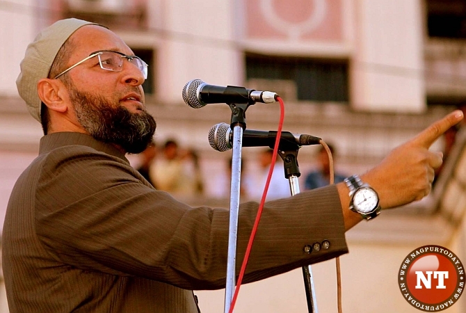 Shoe hurled at Owaisi during Mumbai rally