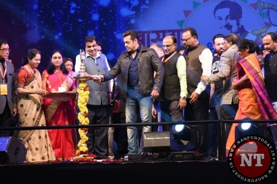 खासदार महोत्सव: सलमान ने गाया- मैं हूं हीरो तेरा, झूम उठे फैंस