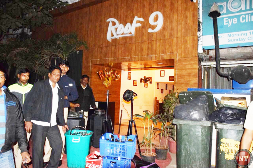 रूफ 9 रेस्टोरेंट में पुलिस ने मारा छापा, शराब की बोतलें भी हुईं बरामद