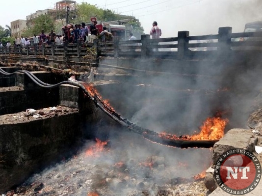 Power supply cables burnt at Jagnade square as garbage catches fire