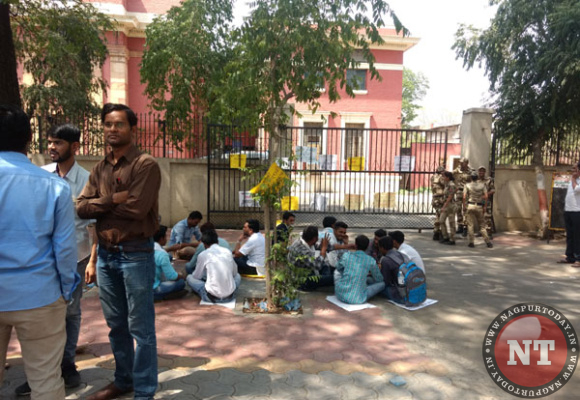 Students Protest against Hostel fees hike of Nagpur University