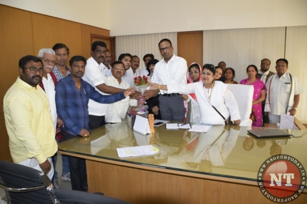Congress Meets new Municipal Commissioner Virendra Singh (1)