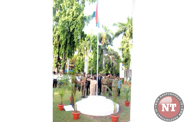 Flag hoisting in NMC on the occasion of Maharashtra Day