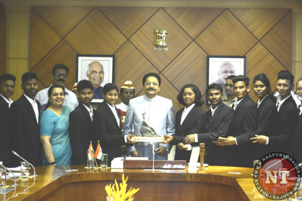 Governor felicitates tribal students (2)