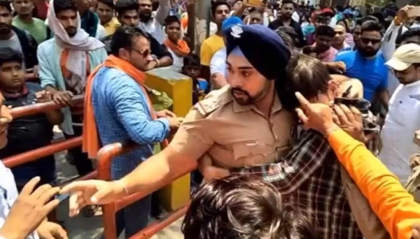 Sikh Policeman Saved a Muslim Man
