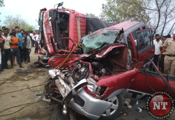 Car-Truck Road Accident in Yavatmal