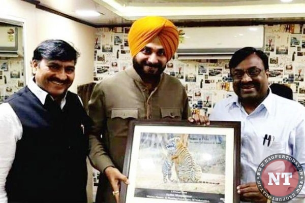 Sudhir Mungantiwar in TV Show comedy nights with kapil.