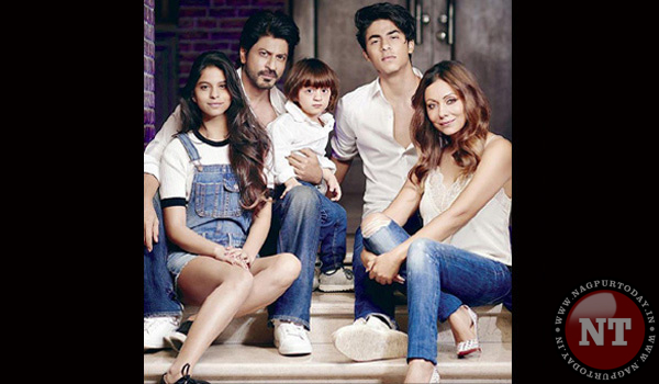 Watch Shahrukh And Family Rock In Denim In This Wondeful Pic watch-shahrukh-and-family-rock-in-denim-in-this-wondeful-pic