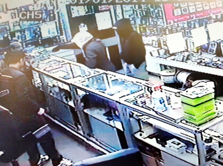 cell-phones-cameras-cash-worth-rs-17-lakh-stolen-from-mobile-shopee
