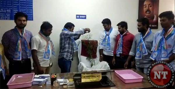 Nsui Members Plant Sapling On Rtmnu Exam Controller S Chair Nagpur Today Nagpur News