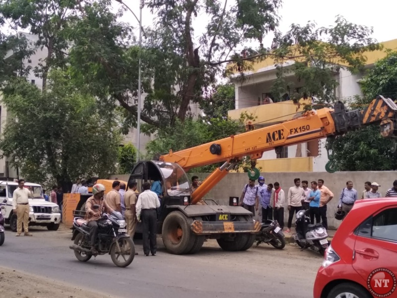 3 LAD college girls dead as they hit Metro crane on Ambazari road - Nagpur Today : Nagpur News