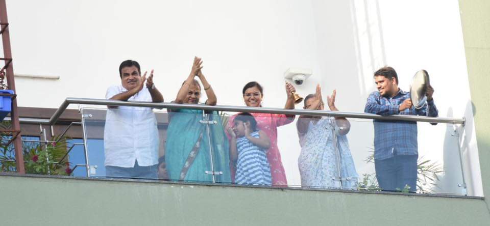 On PM’s call, Nagpur breaks into applause at 5