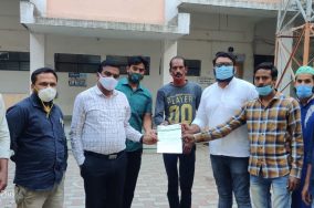 खाजगी कोविड केंद्रातून शासनाच्या विविध आरोग्य योजनांची अंमलबजावणी करण्यासाठी एमआयएमच्या वतीने तहसीलदारांना दिले निवेदन