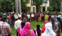 प्रलंबित मागण्यांकरिता मनपा कर्मचा-यांचे धरणे