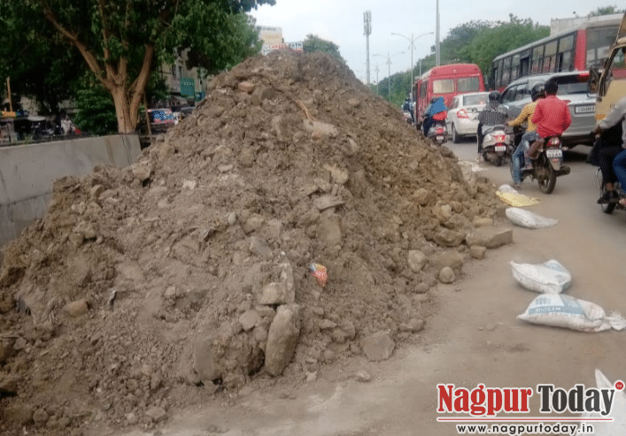 Commuters, residents are forced to inhale drainage dust in Narendra Nagar - Vimarsana News