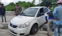 Car gets stuck between infill gap of road near Nagpur University