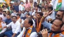 Video: ठाकरे सरकार मुर्दाबादच्या नाऱ्यांत गल्लीबोळांत संघर्ष करण्याचा इशारा.