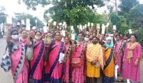 कामठी तालुक्यातील अंगणवाडी सेविकांनी केले मोबाईल परत आंदोलन