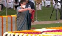 Sonia visits Raj Ghat and Vijay Ghat