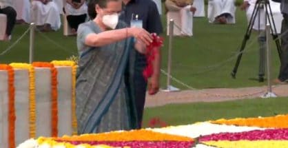 Sonia visits Raj Ghat and Vijay Ghat