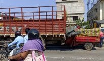 Video: Commuters rescue auto drivers met with mishap in Hudkeshwar