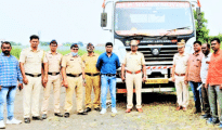 Pardi cops nab goon red-handed while stealing truck