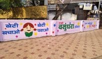 जिल्हाधिकारी कार्यालय परिसरात पर्यावरण, स्वच्छतेवर आधारित भित्तीचित्रांमार्फत जनजागृती