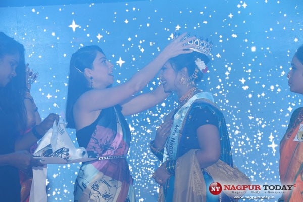 Mrs. Vidarbha Hirkani 2021 & Mrs. Nagpur Hirkani 2021- crowned by Real Hirkani Sonalee Kulkarni & Director of LondeJewellers Mr. Rajesh Londe.