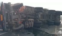 Video: Trucks overturns at Mankapur-Sadar flyover