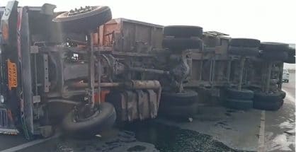 Video: Trucks overturns at Mankapur-Sadar flyover