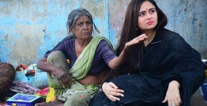 Adv Manjeet Kaur Matani distributes food packets among poor in Sadar