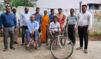 दो दिव्यांगों को ट्राइसिकल और व्हीलचेयर भेंट की