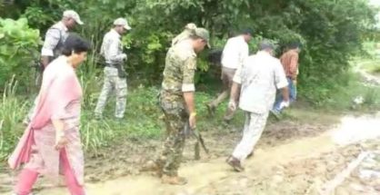 गोंदिया: आजादी के 75 साल बाद भी चलने के लिए सड़क और नदी को पार करने के लिए पुल नसीब नहीं