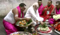 Modi prays at Deoghar temple