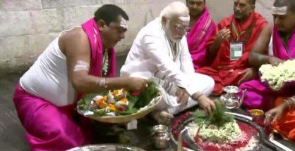 Modi prays at Deoghar temple