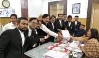 नागपूर जिल्हा न्यायालयातील वकीलांनी जिल्हा अधिकार कार्यालयात खटल्यांच्या सुनावणी करीता वेळ नेमुन निश्चित करण्याकरीत निवेदन सादर