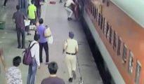 गोंदिया: चलती ट्रेन में चढ़ते वक्त महिला फिसली , RPF जवान ने बचाई जान