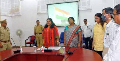 Collective singing of National Anthem at Nagpur Divisional Commissioner’s office