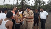 महाराष्ट्र के रायगढ़ में संदिग्ध नाव मिली, AK 47 समेत कई हथियार बरामद