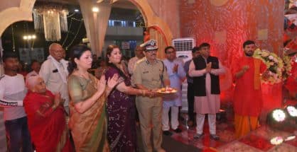 हास्‍यरसाने न्‍हाऊन निघाले रसिक आयटी पार्क परिसरातील नागरिकांनी केली ‘हसते रहो’ साठी गर्दी