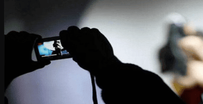 महिला की ली अश्लील तस्वीर, नागरिकों ने आरोपी को किया पुलिस के हवाले