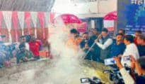 Fadnavis helps in preparing 2,500 kg Mahaprasad by chef Vishnu Manohar in Nagpur