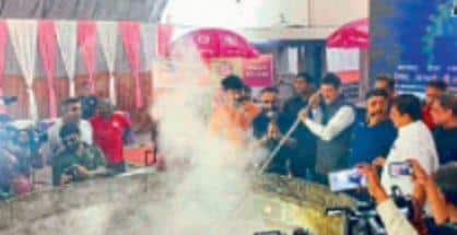 Fadnavis helps in preparing 2,500 kg Mahaprasad by chef Vishnu Manohar in Nagpur