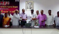 लोकशाहीर अण्णाभाऊ साठे पुरस्कार्थी संघटनेचे समाजकल्याण प्रादेशिक उपायुक्तांना निवेदन