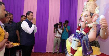 Fadnavis visits Corporation Colony Ganeshotsav Mandal